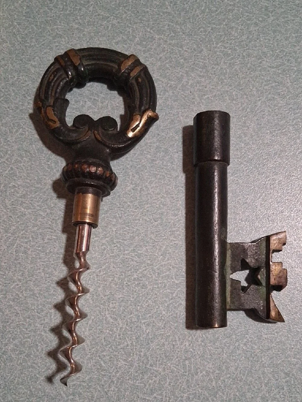 Ornate Vintage-Style Skeleton Key in Black & Aged Gold
